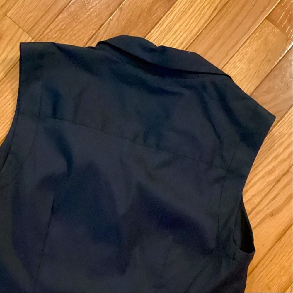 NEW ANN TAYLOR STRETCH COTTON SLEEVELESS BUTTON DOWN - STRAIGHT HEM WITH VENTS - Picture 3 of 8